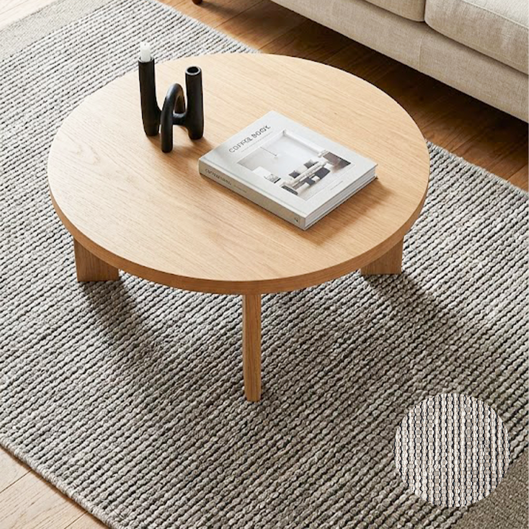 Graubeiger Teppich im Wohnbereich neben einem Esstisch